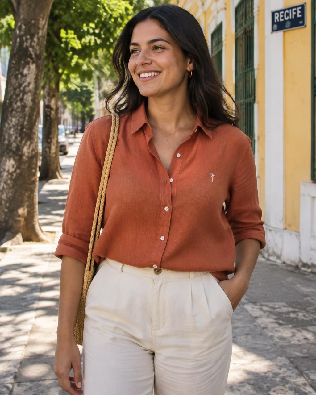 Camisa vestida em rua de Recife com luz natural